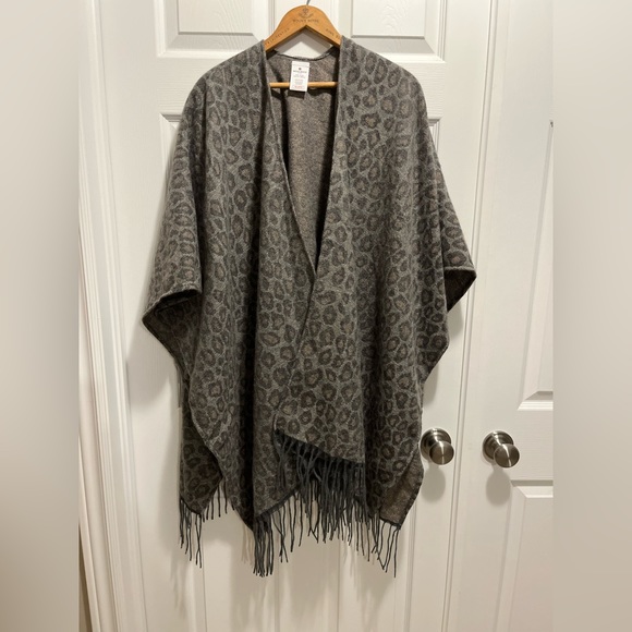 Woolrich Leopard Print Cozy Blanket Poncho Wrap One Size - Picture 9 of 9